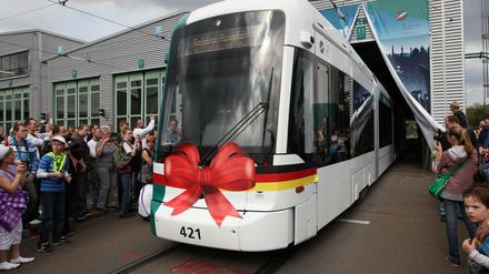 Vor vielen begeisterten Straßenbahn-Fans fuhr die erste Variobahn des Herstellers Stadler aus dem Tram-Depot des Potsdamer Verkehrsbetriebes und nahm den regulären Fahrgastbetrieb auf. Die Niederflurbahn ist von nun an zwischen Kirchsteigfeld und Kirschallee auf der Strecke.