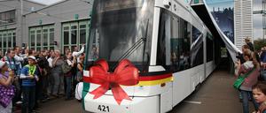 Vor vielen begeisterten Straßenbahn-Fans fuhr die erste Variobahn des Herstellers Stadler aus dem Tram-Depot des Potsdamer Verkehrsbetriebes und nahm den regulären Fahrgastbetrieb auf. Die Niederflurbahn ist von nun an zwischen Kirchsteigfeld und Kirschallee auf der Strecke.