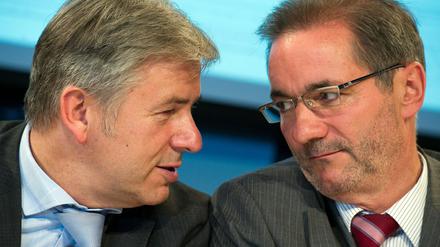 Der Regierende Bürgermeister von Berlin Klaus Wowereit (l), und der brandenburgische Ministerpräsident Matthias Platzeck (beide SPD) im gemeinsamen Gespräch. Aber Berlin und Brandenburg gehen wieder verstärkt getrennte Wege.