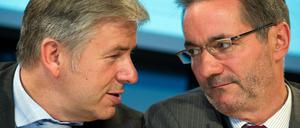 Der Regierende Bürgermeister von Berlin Klaus Wowereit (l), und der brandenburgische Ministerpräsident Matthias Platzeck (beide SPD) im gemeinsamen Gespräch. Aber Berlin und Brandenburg gehen wieder verstärkt getrennte Wege.