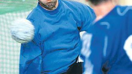 Erneuter Rückhalt. VfL-Torwart Gabor Pulay.