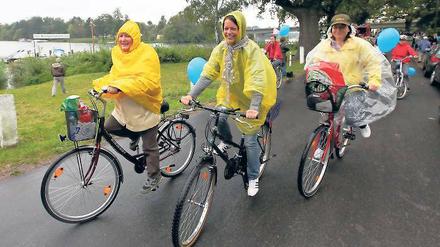 Leuchtend gelb. Regenbekleidung war angesagt beim diesjährigen Fahrradsonntag.