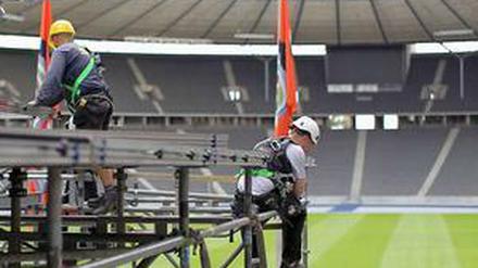 Im Stadion werden bereits Bühnen aufgebaut.