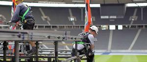 Im Stadion werden bereits Bühnen aufgebaut.
