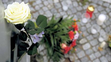 Trauer. Blumen und Kerzen nahe der Unfallstelle.