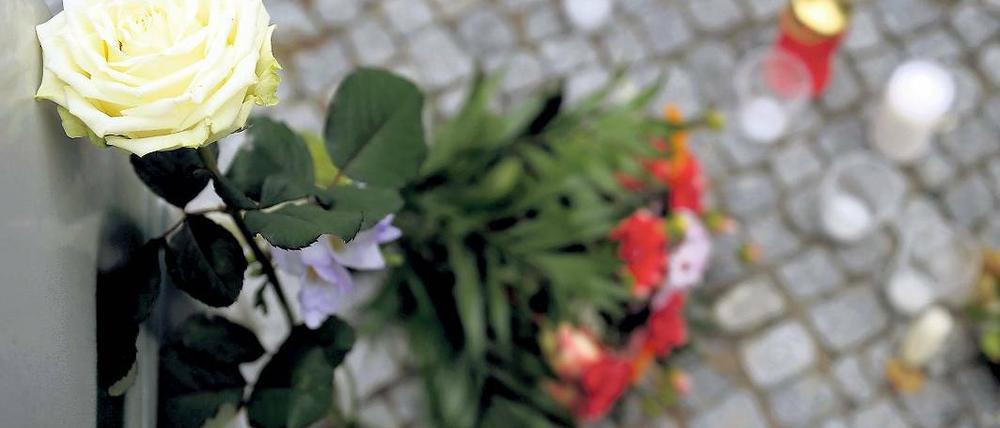 Trauer. Blumen und Kerzen nahe der Unfallstelle.