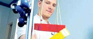 Ein wenig exotisch fühlt sich Christian Göttert in der Berufsschule schon manchmal. In seiner Klasse sitzen 22 Frauen – und nur zwei Männer. In einer Treptower Arztpraxis macht der 23-Jährige eine Ausbildung zum Medizinischen Fachangestellten.
