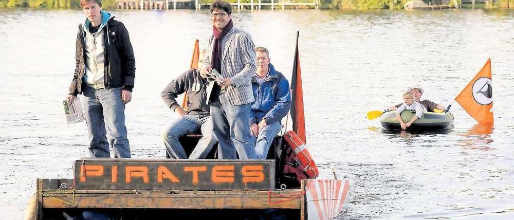 Wahlkampffinale mal anders. Die Piraten verzichteten auf eine Abschlusskundgebung und versammelten sich lieber mit zahlreichen Booten auf der Spree am Treptower Park.