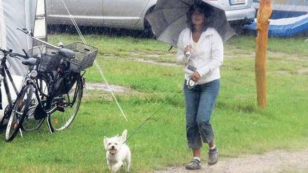 Verregnete Saison. Die teils heftigen Regengüsse wie hier am Stolpsee im Kreis Uckermark haben den Campingplatzbetreibern das Geschäft vermiest. Im Juli lag die Zahl der Übernachtungen knapp zwölf Prozent unter dem Ergebnis des Vorjahresmonats.