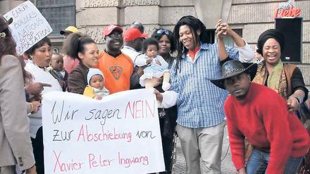 Gekommen um zu bleiben: Xavier Peter Inwang (3.v.re.) ist beliebt in Potsdam. Viele Freunde fanden sich gestern vor dem Stadthaus ein, um gegen seine drohende Abschiebung zu demonstrieren.