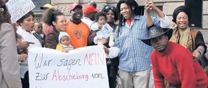 Gekommen um zu bleiben: Xavier Peter Inwang (3.v.re.) ist beliebt in Potsdam. Viele Freunde fanden sich gestern vor dem Stadthaus ein, um gegen seine drohende Abschiebung zu demonstrieren.