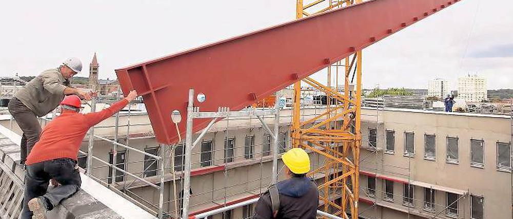 Puzzle. Eine ruhige Hand brauchte der Kranführer gestern beim Einsetzen von zwei sieben Tonnen schweren Stahlträgern in den Innenhof der Stadt- und Landesbibliothek.