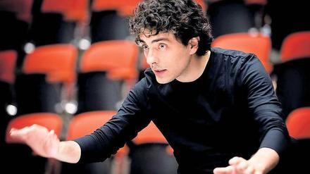 Das Orchester ist sein Instrument. Der Dirigent Francesco Angelico.