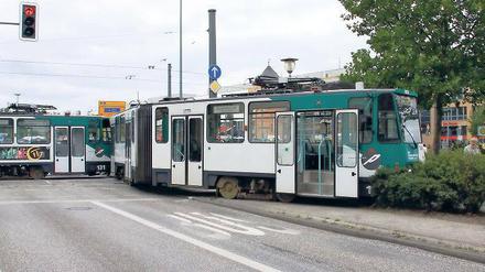 Straßenbahn. Die Bahn hat ihren Namen wörtlich genommen und stand nach dem Unfall auf der Busspur der Friedrich- Engels-Straße. Der BMW-Fahrer (u.l.) hatte eine rote Ampel missachtet.
