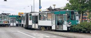 Straßenbahn. Die Bahn hat ihren Namen wörtlich genommen und stand nach dem Unfall auf der Busspur der Friedrich- Engels-Straße. Der BMW-Fahrer (u.l.) hatte eine rote Ampel missachtet.