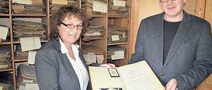 Wertvolles Dokument: Annett Böhm übergab die Chronik an Pfarrer Sandner.