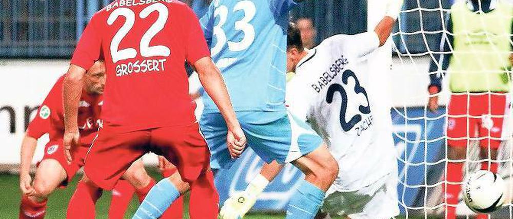 Der Ausgleich. Matthias Rudolph (links) sorgte kurz nach der Halbzeitpause mit einem Eigentor nach einer scharfen Hereingabe des starken Fabian Stenzel für den Ausgleich (48.).