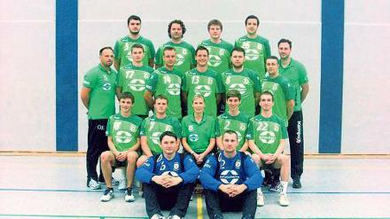 Grün-Weiß Werder. Hinten v. l. Niko Harnge, Marc Thiele, Christoph Drescher und Swen Bodenstein; Mitte stehend v. l. Co-Trainer Olaf Kunze, Mathias Marschke, Dennis Bethke, Silvio Krause, Björn Kärsten, Christian Hartmann und Trainer Christian Pahl; Mitte sitzend v. l. Floyd Hagin, Marco Pietschmann, Physiotherapeutin Anja Pahl, Stefan Jäger und Martin Schiller; vorn Kevin Moritz (l.) und Daniel Neumann. Es fehlt Mathias Petsch.