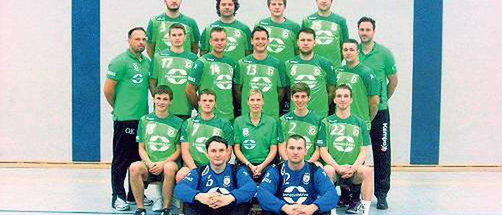 Grün-Weiß Werder. Hinten v. l. Niko Harnge, Marc Thiele, Christoph Drescher und Swen Bodenstein; Mitte stehend v. l. Co-Trainer Olaf Kunze, Mathias Marschke, Dennis Bethke, Silvio Krause, Björn Kärsten, Christian Hartmann und Trainer Christian Pahl; Mitte sitzend v. l. Floyd Hagin, Marco Pietschmann, Physiotherapeutin Anja Pahl, Stefan Jäger und Martin Schiller; vorn Kevin Moritz (l.) und Daniel Neumann. Es fehlt Mathias Petsch.
