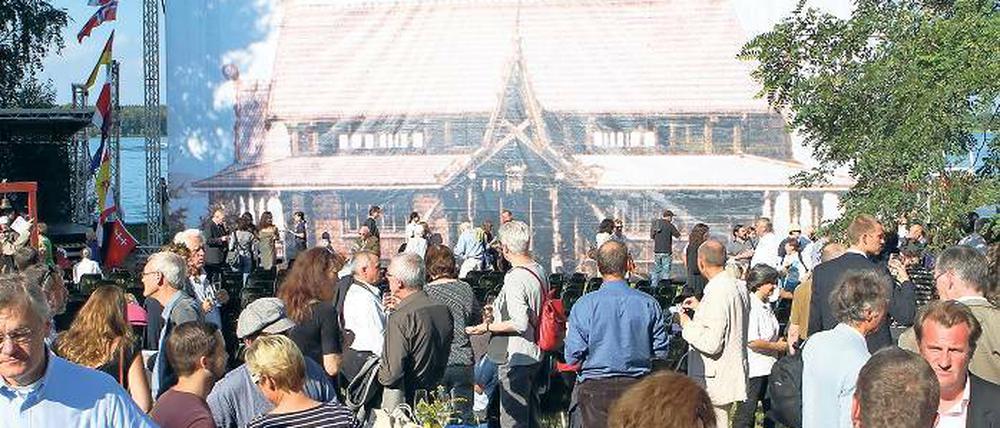 Jahrestag. Vor einem Jahr wurde an der Schwanenalle der Grundstein für den Wiederaufbau der Ventehalle gelegt. Inzwischen sind Anwohner, Investor und Stadt zerstritten. Ein B-Plan soll aufgestellt werden, eine Veränderungssperre wird gefordert.