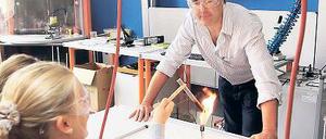 Im neuen Fachkabinett. Schülerin Milena und Lehrer Jochen Wollert.