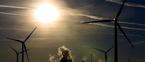 Auslaufmodelle. Energiegewinnung durch Kohlekraftwerke soll unter anderem durch Solar- und Windenergie ersetzt werden.