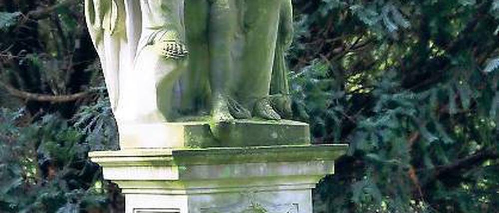 In Anmut. Das für den Flötenlehrer und Komponisten Johann Joachim Quantz geschaffene Denkmal gehört wohl zu den schönsten auf dem Alten Friedhof.