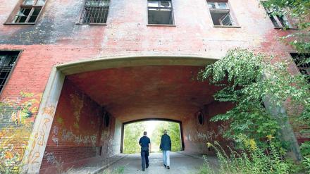 Stadtentwicklung. Der Streit um die Entwicklung des Kasernengeländes Krampnitz geht weiter: Ingolf Böx (u.l.) und der für den Investor TG Potsdam Projektentwicklungsgesellschaft tätige Unternehmer Rolf Haferkamp haben einen Masterplan, doch das Land will den Kauf rückabwickeln.