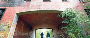 Stadtentwicklung. Der Streit um die Entwicklung des Kasernengeländes Krampnitz geht weiter: Ingolf Böx (u.l.) und der für den Investor TG Potsdam Projektentwicklungsgesellschaft tätige Unternehmer Rolf Haferkamp haben einen Masterplan, doch das Land will den Kauf rückabwickeln.