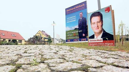 Nach dem Wahlkrimi: Die Plakate der zwei Kontrahenten kündigen wie hier in Stücken eine Fortsetzung an.
