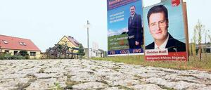 Nach dem Wahlkrimi: Die Plakate der zwei Kontrahenten kündigen wie hier in Stücken eine Fortsetzung an.