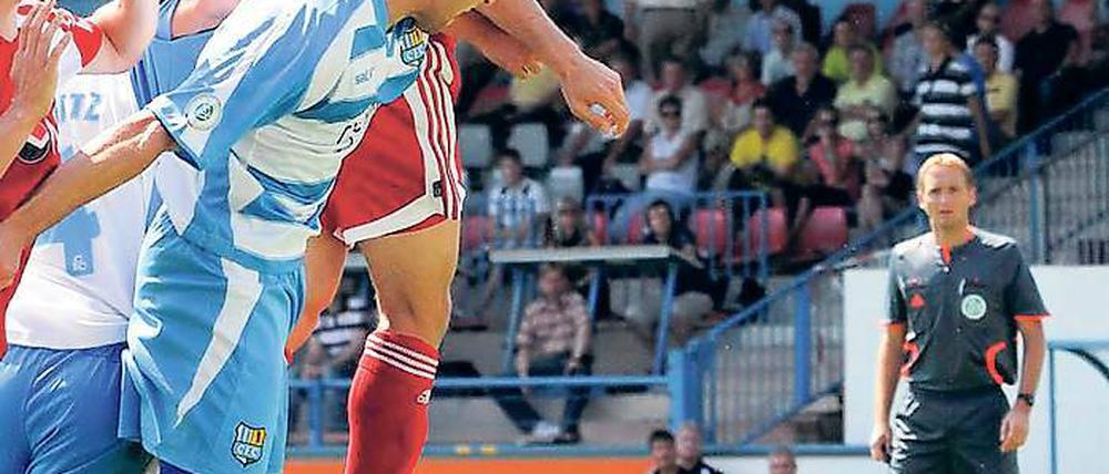 Per Kopf getroffen. Almedin Civa, hier bei seinem 1:1 im Duell mit Andreas Richter (vorn), gelang Babelsbergs bislang letztes Tor im Chemnitzer Stadion. Morgen tritt er mit Nulldrei wieder bei den nun auch in die dritte Liga aufgestiegenen Westsachsen an.