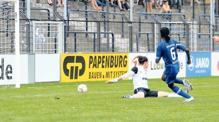 Auf dem Weg zum 5:0. Turbines Neuzugang Genoveva Anonma trifft hier zum Endstand im DFB-Pokalspiel gegen Essen-Schönebeck; Torfrau Ursula Holl ist letztlich ohne Chance. Damit hat die Nationalstürmerin Äquatorialguineas bislang in jedem Pflichtspiel der Potsdamerinnen mindestens einmal getroffen.