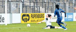 Auf dem Weg zum 5:0. Turbines Neuzugang Genoveva Anonma trifft hier zum Endstand im DFB-Pokalspiel gegen Essen-Schönebeck; Torfrau Ursula Holl ist letztlich ohne Chance. Damit hat die Nationalstürmerin Äquatorialguineas bislang in jedem Pflichtspiel der Potsdamerinnen mindestens einmal getroffen.