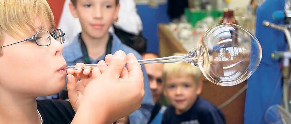 Nachwuchs für Murano? Calvin-Martell probierte sich beim Tag der offenen Tür im Wissenschaftspark in Golm als Glasbläser. Das Handwerk wurde auf der zu Venedig gehörenden Insel Murano bekanntlich zur Kunstform erhoben.