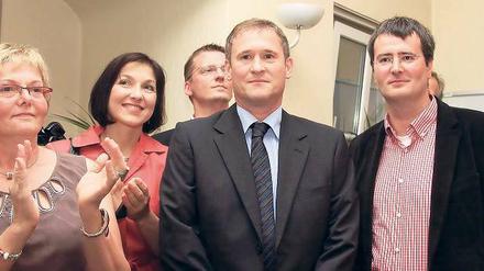 Kurz nach der Verkündung des Ergebnisses gesellte sich Christian Maaß (SPD, rechts) gestern zu seinem CDU-Kontrahenten Reinhard Mirbach und gratulierte.