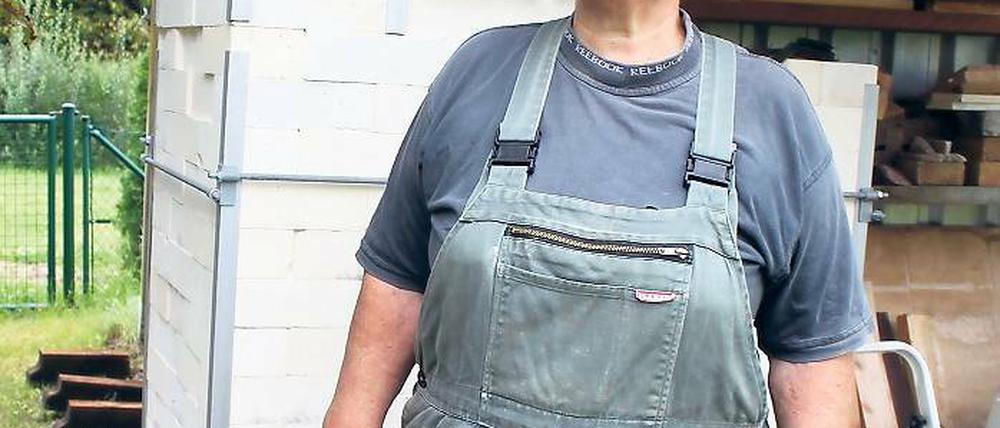 Gerlinde Bachmann vor ihrem Ofen.