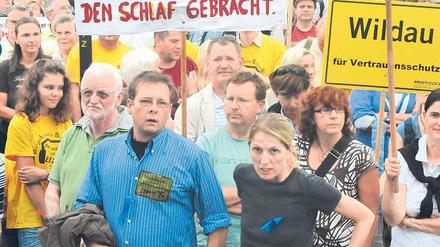 Gegen Fluglärm. Demonstration von Fluglärm-Gegnern am Samstag in Schönefeld. Die Volksinitiative für ein absolutes Nachtflugverbot am neuen Hauptstadtflughafen in Schönefeld hat nach eigenen Angaben 33 400 Unterschriften gesammelt.