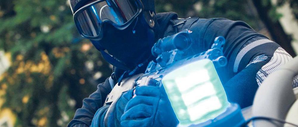 Schwer bewaffnet. Auf dem Weg zum Haftrichter ging die Berliner Polizei kein Risiko ein. Beim Transport mit den beiden Verdächtigen gab es höchste Sicherheitsvorkehrungen.