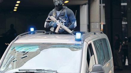 Höchste Sicherheit. Die Terrorverdächtigen wurden in abgedunkelten Transportern am Freitagnachmittag zum Ermittlungsrichter gebracht. Aus dem Schiebedach guckten die schwer bewaffneten Elitepolizisten.