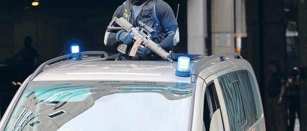 Höchste Sicherheit. Die Terrorverdächtigen wurden in abgedunkelten Transportern am Freitagnachmittag zum Ermittlungsrichter gebracht. Aus dem Schiebedach guckten die schwer bewaffneten Elitepolizisten.