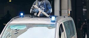 Höchste Sicherheit. Die Terrorverdächtigen wurden in abgedunkelten Transportern am Freitagnachmittag zum Ermittlungsrichter gebracht. Aus dem Schiebedach guckten die schwer bewaffneten Elitepolizisten.