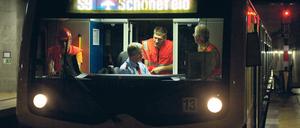 Tunnelblick. Vor zwei Wochen fuhr die erste S-Bahn in den unterirdischen Flughafen-Bahnhof. Der hat sechs Gleise und ist ausreichend lang für Doppel-ICEs. Rund die Hälfte der Passagiere soll künftig mit Bus oder Bahn nach Schönefeld gelangen.
