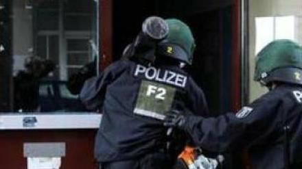 Die Räume eines islamischen Kulturzentrums in Wedding wurden durchsucht, weil sich die beiden Verdächtigen, die festgenommen worden waren, in den Räumlichkeiten mehrfach ufhielten. Allerdings werde nicht gegen den Verein oder dessen Vorstand ermittelt, hieß es aus Sicherheitskreisen.