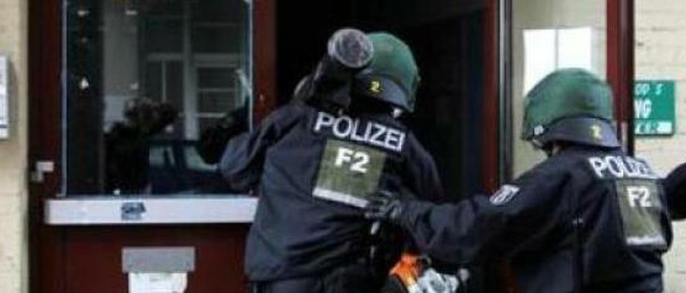 Die Räume eines islamischen Kulturzentrums in Wedding wurden durchsucht, weil sich die beiden Verdächtigen, die festgenommen worden waren, in den Räumlichkeiten mehrfach ufhielten. Allerdings werde nicht gegen den Verein oder dessen Vorstand ermittelt, hieß es aus Sicherheitskreisen.