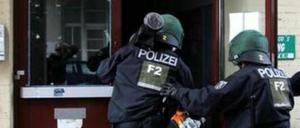 Die Räume eines islamischen Kulturzentrums in Wedding wurden durchsucht, weil sich die beiden Verdächtigen, die festgenommen worden waren, in den Räumlichkeiten mehrfach ufhielten. Allerdings werde nicht gegen den Verein oder dessen Vorstand ermittelt, hieß es aus Sicherheitskreisen.