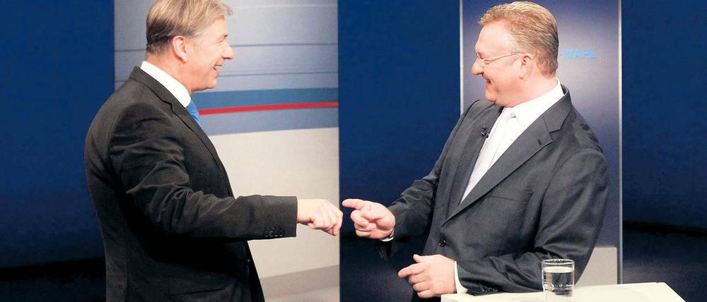 Da lachen sie noch. Beim Fototermin vor dem Rededuell der beiden Spitzenkandidaten war die Stimmung ganz entspannt. Das sollte sich schnell ändern.