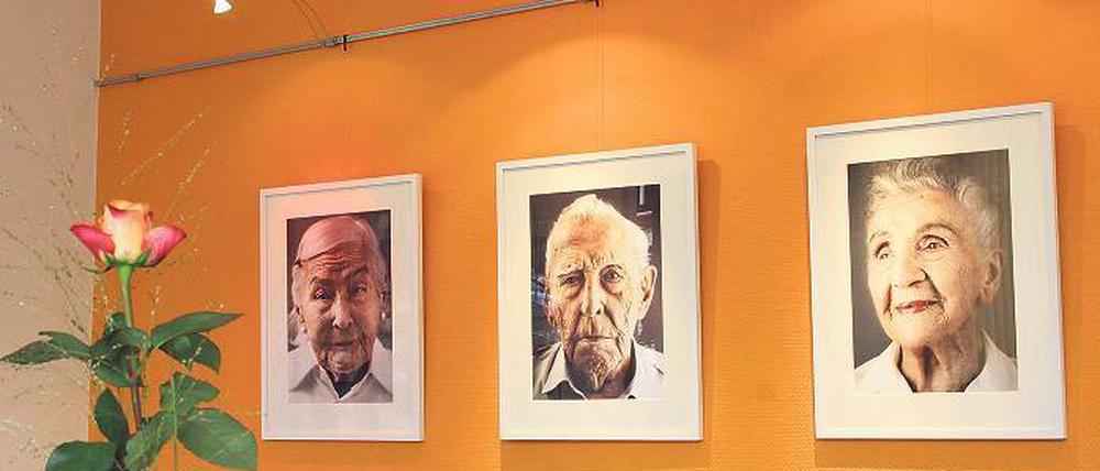 Jahrhundertmenschen zeigt eine Fotoausstellung in den Räumen von „Schickes Altern“.