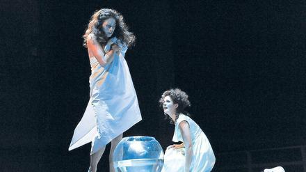 Wenn das scheinbar Unmögliche passiert. Patrizia Carlucci (l.) als Victoire und Marianna Linden als Josephine von Carayon in „Schach von Wuthenow“.