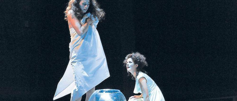 Wenn das scheinbar Unmögliche passiert. Patrizia Carlucci (l.) als Victoire und Marianna Linden als Josephine von Carayon in „Schach von Wuthenow“.